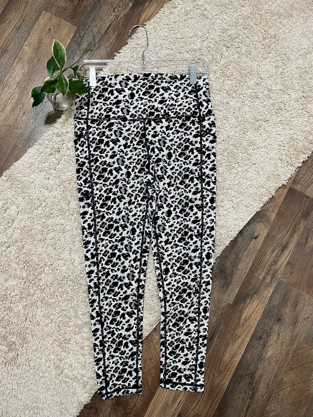 ZYIA Size 12 Black White Snow Leopard 7/8 High-Rise Brilliant Pocket Leggings